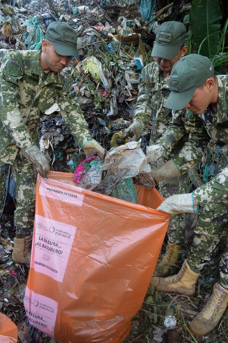 Militares trabajando en zonas afectadas por las intensa lluvias del lunes en Villa Elisa.