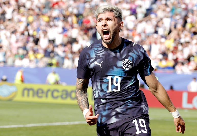 Julio Enciso celebra tras marcar el primer gol durante el partido de dieciseisavos de final de la Copa Mundial de la FIFA 2026 entre Alemania y Paraguay, en Boston. (EFE/EPA/SHAWN THEW)
