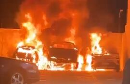 Los tres vehículos fueron consumidos por el fuego.