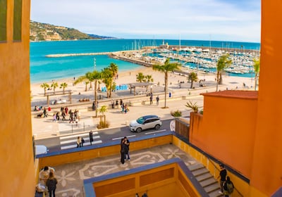 Vista al mar desde la escalera, desde les Rampes de Saint Michel, Menton, Francia.