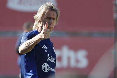 AME181. SANTIAGO (CHILE), 18/03/2025.- El entrenador de la selección chilena de fútbol Ricardo Gareca participa de un entrenamiento en el complejo deportivo Juan Pinto Durán este martes, en Santiago (Chile). EFE/ Elvis González
