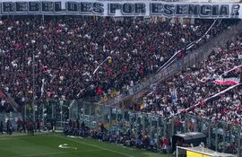 Esta vista aérea muestra a los fanáticos de Colo Colo asistiendo al partido de la liga de fútbol chilena entre Colo Colo y la Universidad de Chile en el estadio Monumental David Arellano de Santiago el 31 de agosto de 2025. Un aficionado de Colo Colo, de 31 años, murió al caer de un techo en el estadio Monumental unos minutos antes del partido de fútbol, confirmó la policía chilena a la AFP. El partido no fue suspendido a pesar de la muerte del aficionado. (Foto de Javier TORRES/AFP)