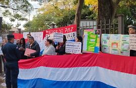 Víctimas de la mafia de los pagarés se manifiestan frente al Poder Judicial.