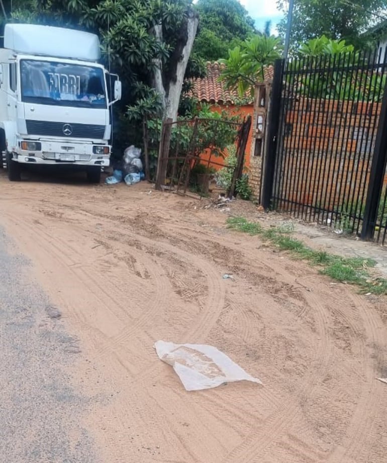 Calles asfaltadas del barrio están llenas de tierra son un peligro para el tránsito.