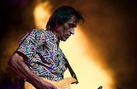 Felipe Staiti empuñando la guitarra en uno de sus shows.