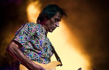 Felipe Staiti empuñando la guitarra en uno de sus shows.