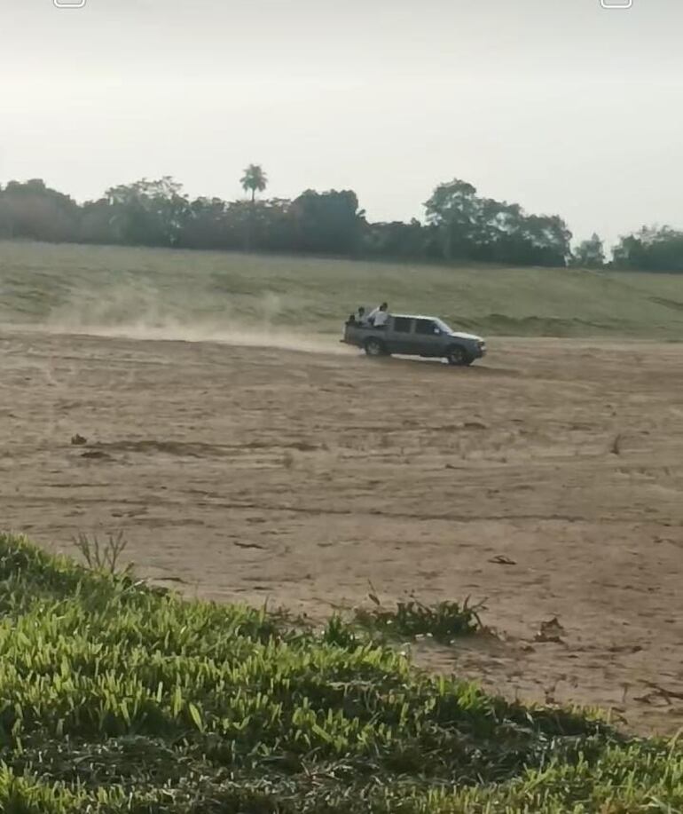 Un grupo de jóvenes que salieron de una fiesta de graduación, ingresaron en una camioneta en la zona de la futura playa municipal de Pilar en el amanecer del domingo. El chofer comenzó hacer algunas maniobras que puso en peligro la vida de los demás jóvenes que se encontraban en la carrocería. La policía investiga el caso.