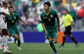 El delantero de Bolivia, Miguel Terceros, celebra tras anotar un tiro penal durante el partido de fútbol de semifinales del play-off de las eliminatorias para la Copa Mundial de la FIFA 2026 entre Bolivia y Surinam, en el Estadio BBVA en Guadalupe, México.