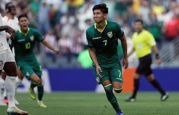 El delantero de Bolivia, Miguel Terceros, celebra tras anotar un tiro penal durante el partido de fútbol de semifinales del play-off de las eliminatorias para la Copa Mundial de la FIFA 2026 entre Bolivia y Surinam, en el Estadio BBVA en Guadalupe, México.
