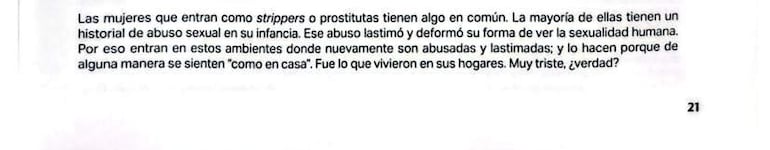 Texto sobre el abuso infantil en mujeres, en un entorno oscuro con carteles y escritos visibles sobre sus experiencias.