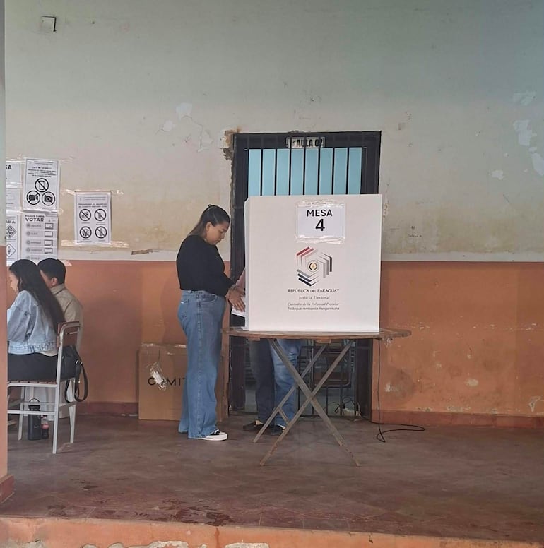 En el colegio Nacional de Paraguarí la constante fue el voto asistido.