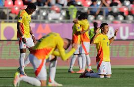 Celebración de los jugadores de Colombia tras concretar el triunfo por 3-1 sobre Sudáfrica y la clasificación a los cuartos de final del Mundial Sub 20 en Chile.