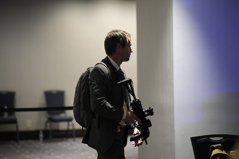 Un miembro del personal de seguridad permanece en alerta tras escuchar disparos en la cena de la Asociación de Corresponsales de la Casa Blanca, a la que asisten el presidente de Estados Unidos, Donald Trump, y la primera dama, Melania Trump, en Washington, D.C., EE. UU., el 25 de abril de 2026. Los asistentes, incluido el presidente Donald Trump, fueron evacuados de la cena de la Asociación de Corresponsales de la Casa Blanca después de que se produjeran disparos en el lugar.
