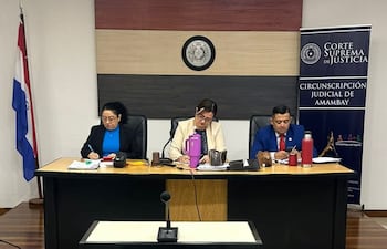 Tribunal de Sentencia de Amambay, presidido por la jueza Librada Peralta (centro) e integrada por los jueces Marcelina Quintana y Mario Peralta.