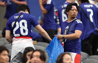 Aficionados de Japón recogen la basura en las gradas durante el partido del Grupo F de la Copa Mundial de la FIFA 2026 entre Países Bajos y Japón en el Dallas Stadium, en Arlington, Texas.