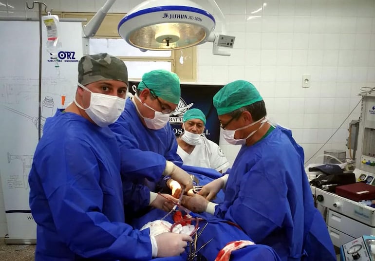 Médicos del Proyecto Retribuyendo al Pueblo en plena cirugía.