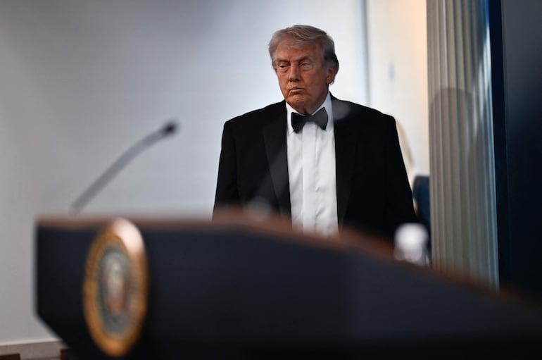 El presidente estadounidense Donald Trump llega para hablar durante una rueda de prensa en la Sala de Prensa Brady de la Casa Blanca en Washington, D.C., poco después del tiroteo ocurrido durante la cena de corresponsales de la Casa Blanca el 25 de abril de 2026. El presidente Trump declaró ese mismo día que creía que el presunto autor del tiroteo que irrumpió en la cena de corresponsales era un "lobo solitario". "En mi opinión, era un lobo solitario", dijo Trump, describiendo al hombre como un "loco" y afirmando que no veía motivos para creer que el ataque estuviera relacionado con la guerra en Irán
