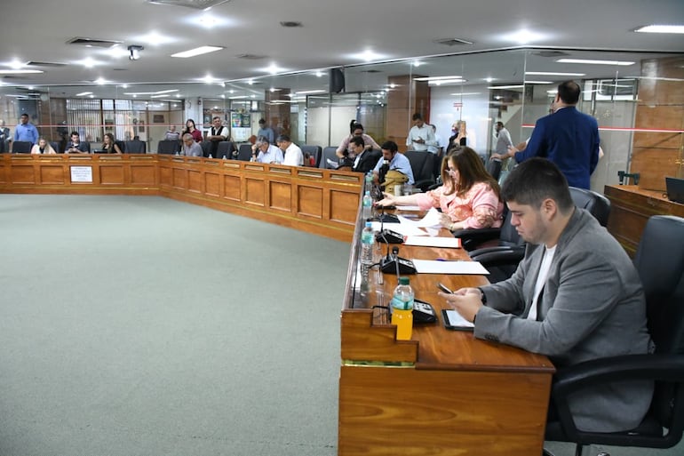 Al inicio de la sesión, los colorados llegaron en grupo. Algunos se retiraron minutos después, dejando sin quorum la sesión.