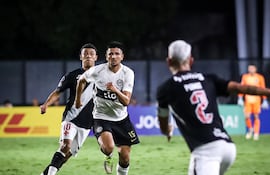 Mateo Gamarra, puntal defensivo de Olimpia, en acción durante el partido de la fase de grupos contra Vasco da Gama, en el São Januario.