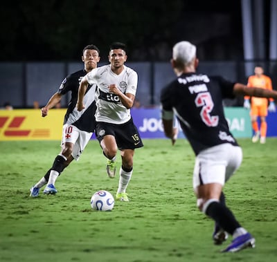 Mateo Gamarra, puntal defensivo de Olimpia, en acción durante el partido de la fase de grupos contra Vasco da Gama, en el São Januario.