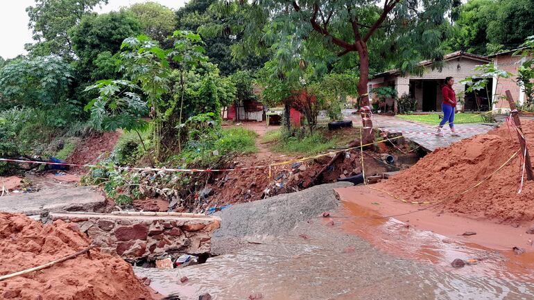 Debido al enorme pozo que se formó en la cabecera del puente, los vecinos se quedaron sin entrada a sus casas.