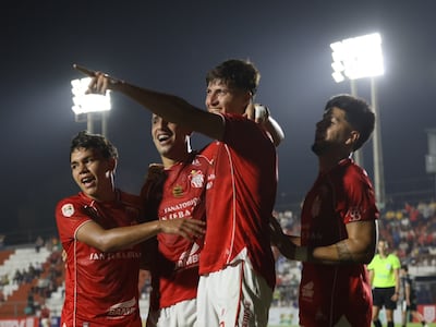 Los jugadores de General Caballero celebran un gol.