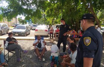 Policías se presentaron ayer en el IPS Ingavi para supuestamente desalojar a algunos familiares. Ante la presencia de la prensa, una asistente social intercedió.