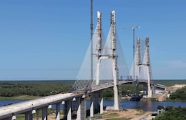 Puente Bioceánico en construcción sobre el río Paraguay, en su etapa final de terminaciòn.