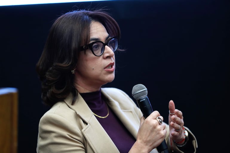 La presidenta de la Agencia Financiera de Desarrollo, Stella Guillén habla durante el dialogo estratégico Mercosur y la Construcción de Alianzas en el Nuevo Orden Geopolíticotico este miércoles, en Asunción (Paraguay).