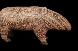 Una de las tallas de tapir con pirograbados realizada por los indígenas aché de Puerto Barra, que serán parte de la muestra "Brewi".