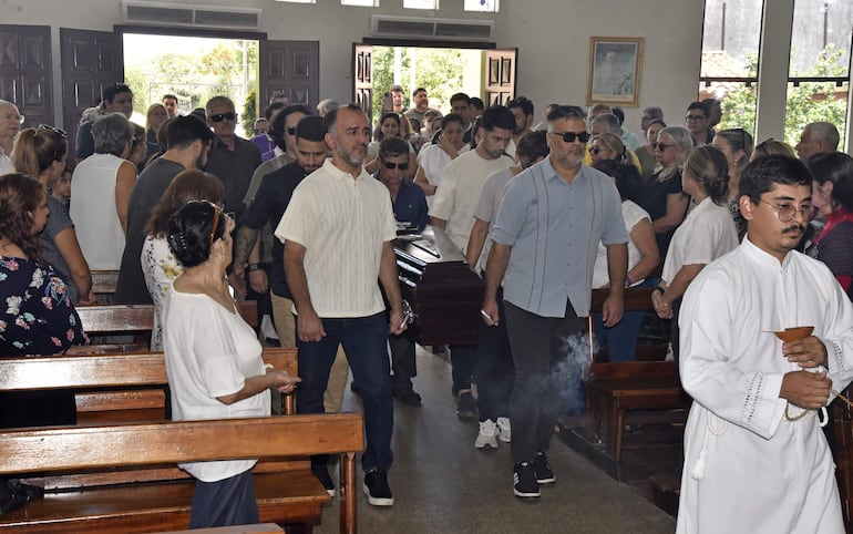 Chahian y Ulises Yambay encabezaron el traslado del féretro de su padre Quemil Yambay al interior de la iglesia donde se llevó a cabo la misa.