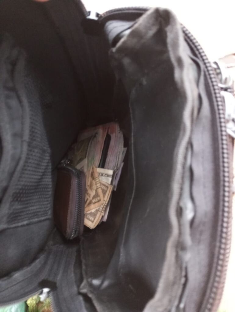 Los agentes policiales recuperaron el dinero en efectivo que había en la caja chica y que los maleantes tenían guardado en un bolsón.