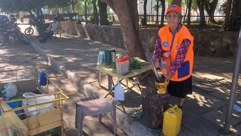 Hace más de 30 años trabaja en las calles de Coronel Oviedo para sostener a su familia