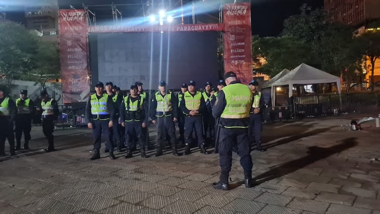 Demorados y detenidos en la zona del microcentro de seguridad, durante el evento "El centro alienta", por el partido entre Paraguay y Estados Unidos anoche.