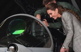 Kate Middleton visitó una base militar y subió a un avión simulador.