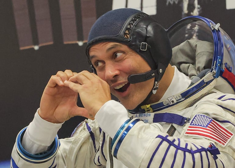 El tripulante, el astronauta de la NASA Anil Menon, se somete a la revisión de su traje espacial antes del lanzamiento de la nave Soyuz MS-29 en el cosmódromo de Baikonur, Kazajistán, el 14 de julio de 2026.