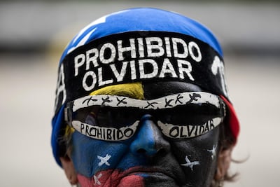 Una persona se manifiesta para reclamar que se convoque a unas elecciones libres en el país, este jueves, en Caracas (Venezuela).