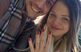 Fátima Fernández Mercado mostrando orgullos el anillo de compromiso que le entregó Alejandro Ramírez.