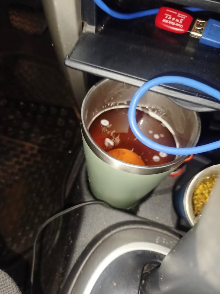 Un vaso término lleno de cerveza, hallado dentro del auto del "policía exprés" que estaba yendo a tomar su guardia.