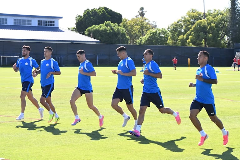 Volvió la alegría al campamento albirrojo: primer entrenamiento tras el épico triunfo frente a Turquía - Selección Paraguaya