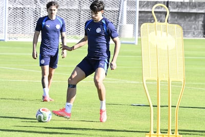 El mediocampista Damián Bobadilla entrenando a la par del grupo, tras superar la molestia en la rodilla derecha, de fondo, el volante ofensivo Maurício Magalhães Prado.