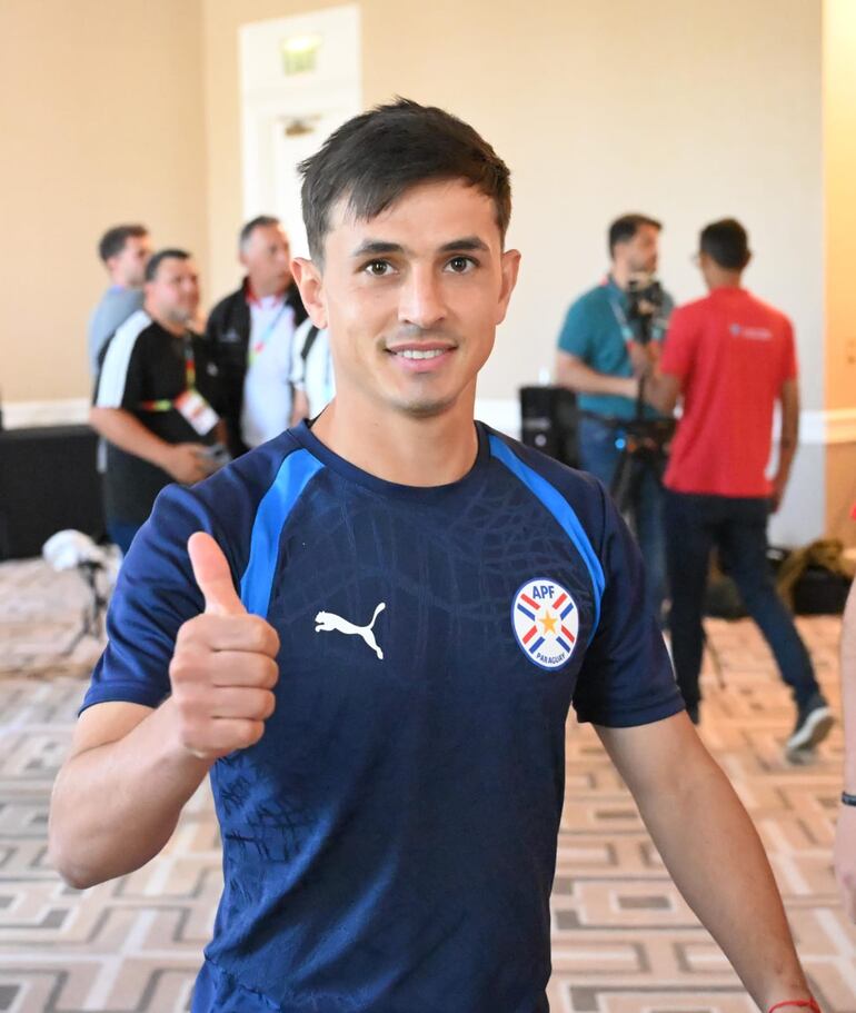 El mediocampista de la selección de Paraguay, Andrés Cubas saluda antes de ingresar a la zona mixta para hablar de lo que será el duelo ante Turquía.