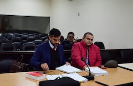Hilario Adorno, junto a su abogado defensor durante su juicio oral.