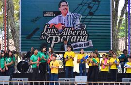 Imponente escenario en el Festival Luis Alberto del Paraná, en Altos.