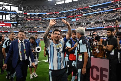 El delantero de Argentina Lionel Messi saluda mientras abandona el terreno de juego tras ganar el partido de fútbol del Grupo J de la Copa del Mundo 2026 entre Argentina y Austria en el Dallas Stadium en Arlington