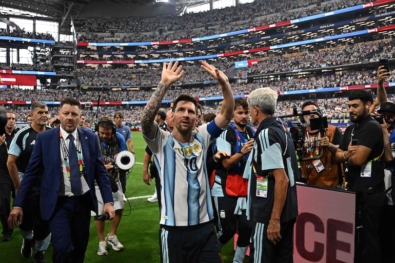 El delantero de Argentina Lionel Messi saluda mientras abandona el terreno de juego tras ganar el partido de fútbol del Grupo J de la Copa del Mundo 2026 entre Argentina y Austria en el Dallas Stadium en Arlington.