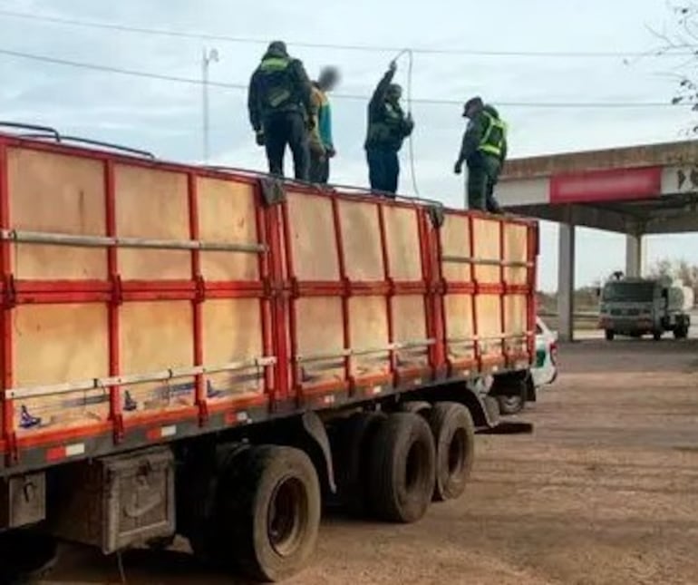 Los efectivos de la Gendarmería verificaron minuciosamente todo el camión. 