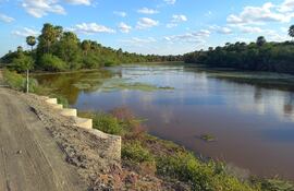 La represa ataja el agua a favor de la empresa ganadera, dejando sin el vital a los pobladores y la fauna de la zona.