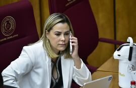 Lizarella Valiente, senadora cartista, atiende una llamada en su teléfono celular.