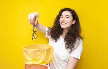 Tirar anteojos a la basura, imagen ilustrativa.